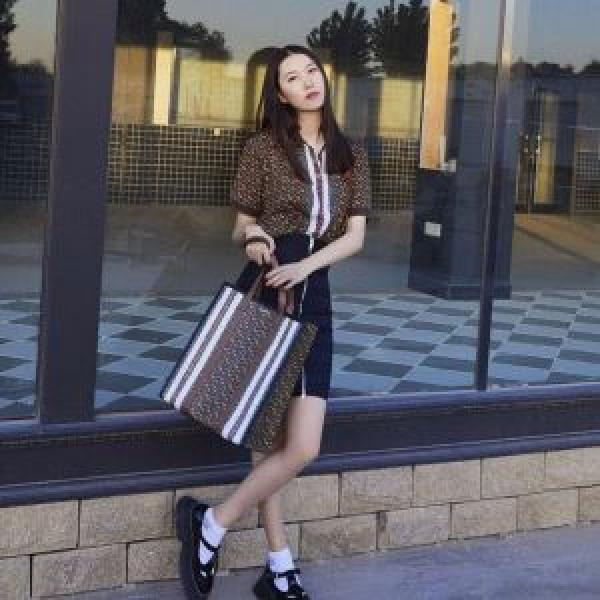 レディースバッグ リラックス感のあるゆったり  バーバリー スタイルアップ効果 BURBERRY 2026夏ファション新品