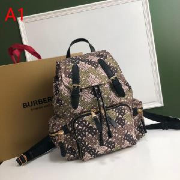 気持ちいい真夏日にぴったり リュック 清潔感のある肌見せ  バーバリー BURBERRY おしゃれな夏ファッション2026