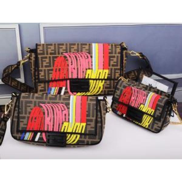 気持ちいい真夏日にぴったり フェンディ FENDI 季節感のあるファッション  レディースバッグ おしゃれな夏ファッション2026