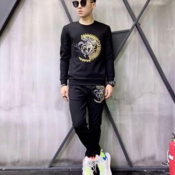 上下セット ヴェルサーチVERSACE 春夏の流行りトップス 2026年春夏のトレンドアイテム