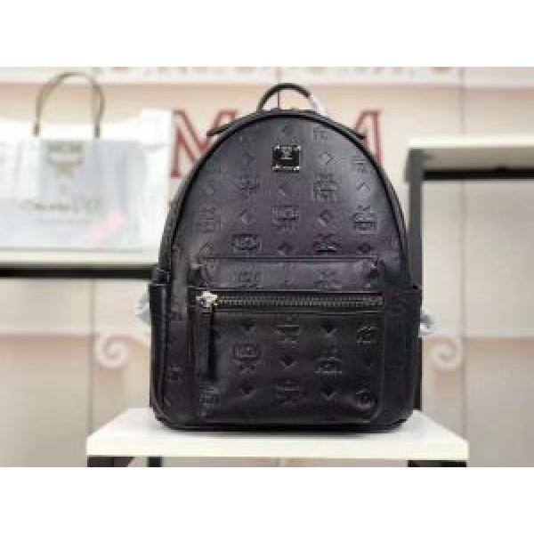 リュック 季節をまたい新作アイテム エムシーエム コピー グッと大人っぽい印象に MCM クールな印象を引き立て  2026即旬な装いに