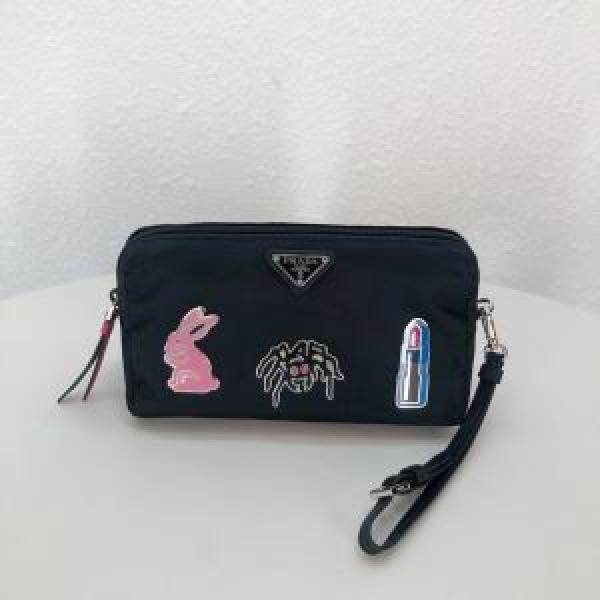 夏らしい季節感 レディースバッグ ぐっと鮮度がアップ プラダ クールな印象を引き立て PRADA ハンドバッグ 2026年の夏のマスト