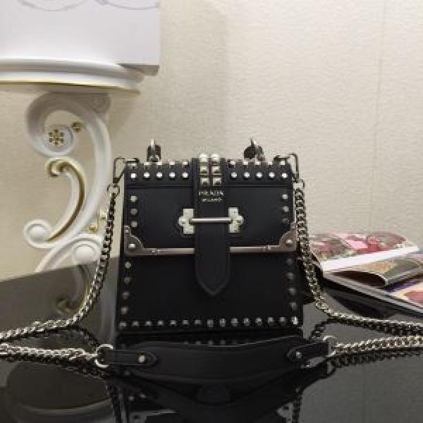 風通しの良いフレア レディースバッグ 今旬のシルエットバランス プラダ PRADA 春夏の流行り2026新品