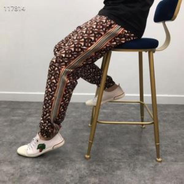 派手にはなりすぎず バーバリー BURBERRY  大人カジュアル夏ファッション2026 ジーパン パンツ