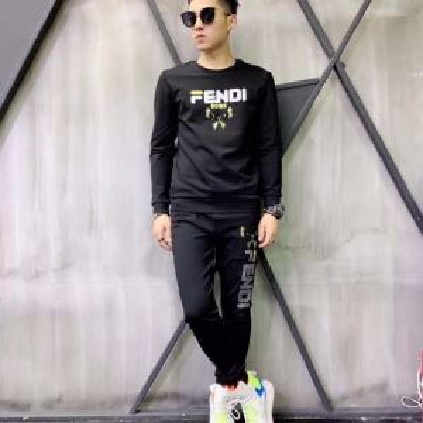 秋ファションのトレンド フェンディ 一番おしゃれ秋冬トレンド FENDI プルオーバーパーカー2026秋に注目したい おしゃれさんはいち早く取り