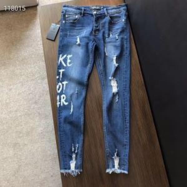 PHILIPP PLEIN ジーパン パンツ 毎年トレンドアイテムが出る フィリッププレイン 元気な印象のコーデ 2026SS