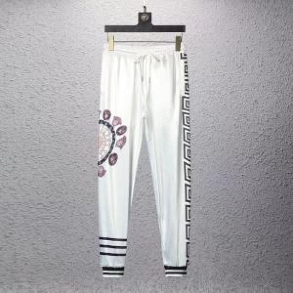 スエットパンツ 魅力的なカラー使い ヴェルサーチ おしゃれな夏ファッション2026 VERSACE