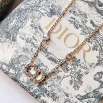 2026年春夏流行ファッション 大人の可愛さを引き立て ディオール DIOR ネックレス