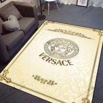 大人カジュアル夏ファッション2026 ヴェルサーチVERSACE 肌触りの良さと...