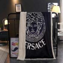 ブランケット  2026年の春夏に着たい ヴェルサーチ 肌触りが柔らかくて快適 VERSACE 暖かさと寝心地のよさに全身包まれる