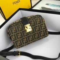 グッと大人っぽい印象にフェンディ 夏らしい抜け感を演出し FENDI  レディー...