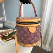 季節をまたい新作アイテム ルイ ヴィトンカジュアルさ  LOUIS VUITTON  レディースバッグ 2色選択可 2026即旬な装いに