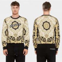 今シーズン人気のアイテム 2026年の春夏に着たい ヴェルサーチVERSACE ...