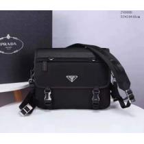 レディースバッグ 夏先に大活躍する プラダ主張性もカジュアルさ  PRADA 2026春夏トレンドアイテム 最も目立ったブランド新品