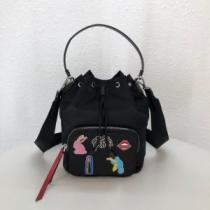 プラダ PRADA  おすすめな大人のトレンド クラシカルな雰囲気 レディースバッグ さわやか夏スタイル新品