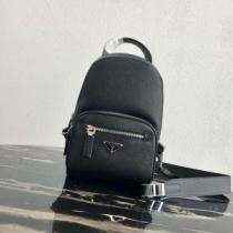 夏の大人カジュアルスタイル レディースバッグ プラダ2026年最新ファッション PRADA リラックス感のあるゆったり