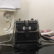 風通しの良いフレア レディースバッグ 今旬のシルエットバランス プラダ PRADA 春夏の流行り2026新品