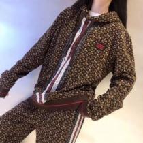 大人かわいい秋冬コーデを楽しみ パーカー バーバリー 秋ファションのトレンド B...