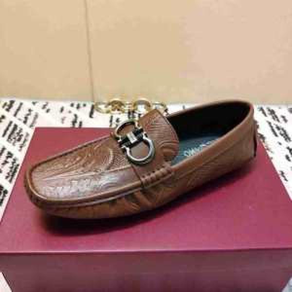 ローファー 秋服コーデ2026年版 サルヴァトーレフェラガモ FERRAGAMO 大胆なチェックの人気トレンド 秋にはやる最新作を先取り