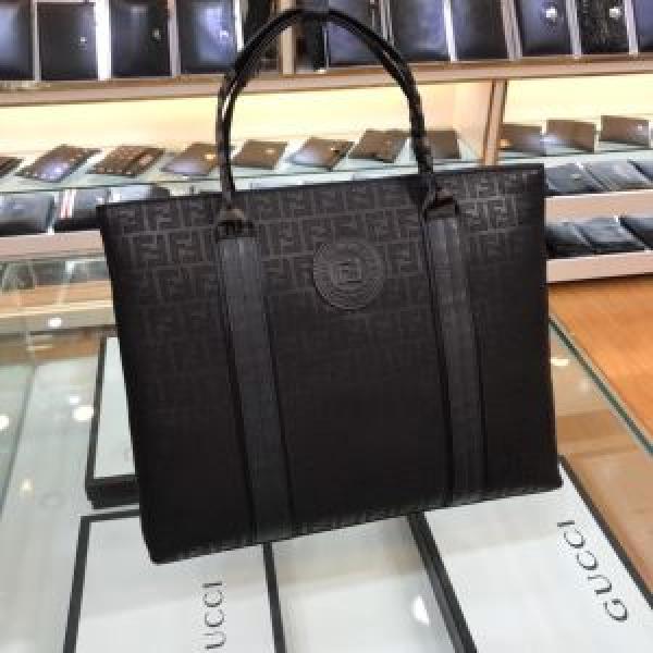 ハンドバッグ 大人っぽさや重厚感をカジュアル　フェンディとにかく暖かい防寒着おすすめ　FENDI　2026/2026年最新のブランド新品