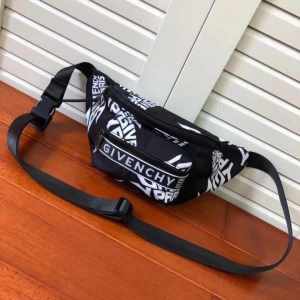 2026-20秋冬トレンドファッション ジバンシー GIVENCHY 最新秋冬トレンドをチェック ウエストポーチ 秋冬流行りファション