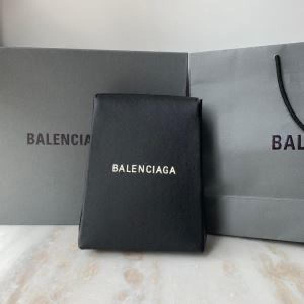 秋冬もちろん主役級 バレンシアガ 2026秋のファッショントレンドはこれ BALENCIAGA 秋ファションのトレンド ポーチ
