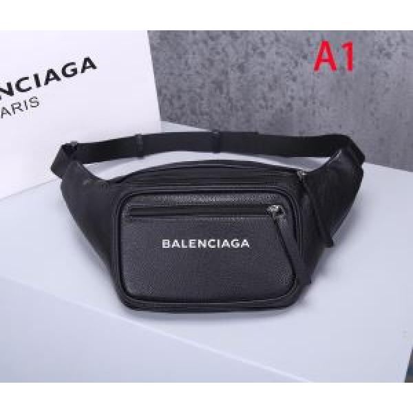秋冬コーデと相性がいい バレンシアガ おしゃれなファッションコーデ BALENCIAGA ウエストポーチ 2026トレンド秋冬おすすめ安い