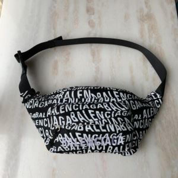 おしゃれに秋を迎えるために バレンシアガ人気ブランドの秋冬新色  BALENCIAGA ウエストバック 2026トレンドカラー秋冬セール