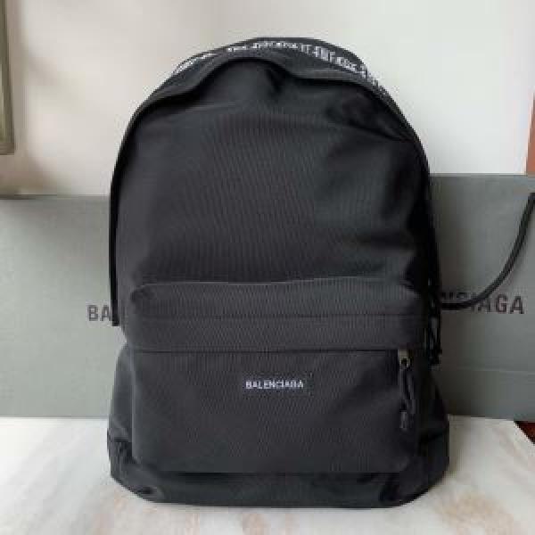 秋冬ファッションコーディネート バレンシアガ BALENCIAGA人気ファッション雑誌でも掲載 リュック 最重要！2026秋冬トレンド