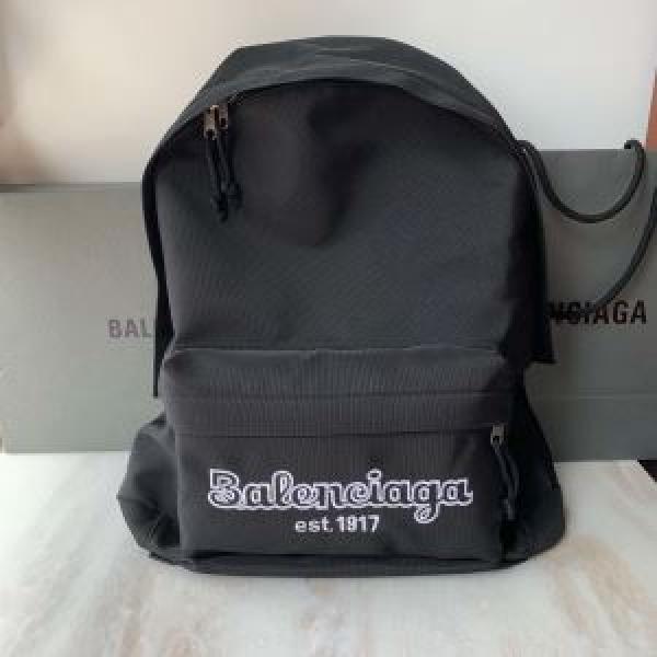 秋冬コーデと相性がいい バレンシアガ おしゃれなファッションコーデ BALENCIAGA リュック 2026トレンド秋冬おすすめ安い