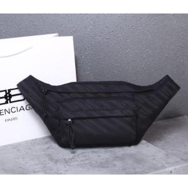 ウエストポーチ 今年らしい新しい人気色 バレンシアガ【2026秋冬】今きてる最先端ブランド BALENCIAGA 現在流行中のおすすめ人気