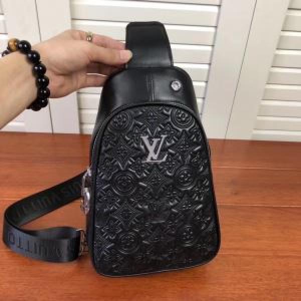 やっぱり優しい色 ルイ ヴィトン 秋にこれがはやりそう LOUIS VUITTON サイズのよさを感じる新作 ウエストバック 【2026秋冬トレンド】押さえておきたい