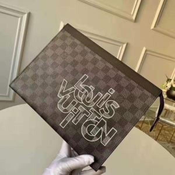 ポーチ  トレンド入り確実最新コレクション ルイ ヴィトン2026年秋冬に欠かせない  LOUIS VUITTON おしゃれでおすすめ今季トレンド