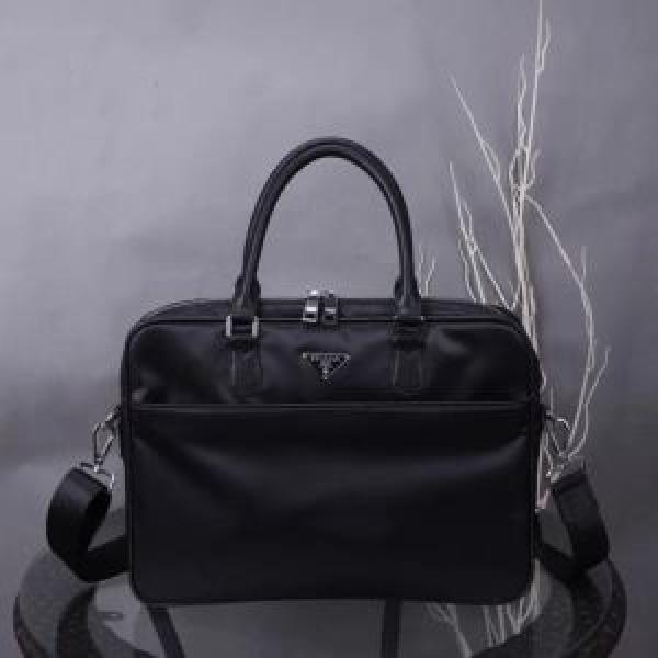 2026-20秋冬トレンドファッション プラダ PRADA 最新秋冬トレンドをチェック ハンドバッグ  秋冬流行りファション
