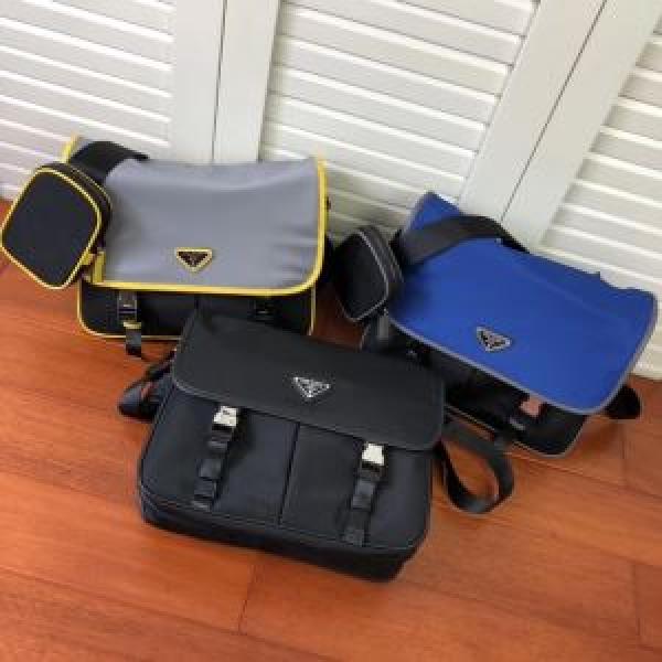 カジュアルコーデオシャレ プラダ PRADA 速報！2026年秋ファッショントレンド ショルダーバッグ 優しい色味がかわいい