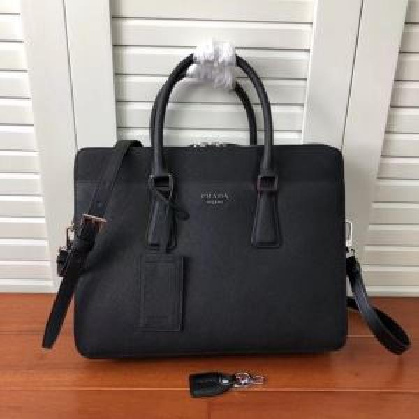 ハンドバッグ  秋ファションのトレンド プラダ 2026秋に注目したい  PRADA 一番おしゃれ秋冬トレンド