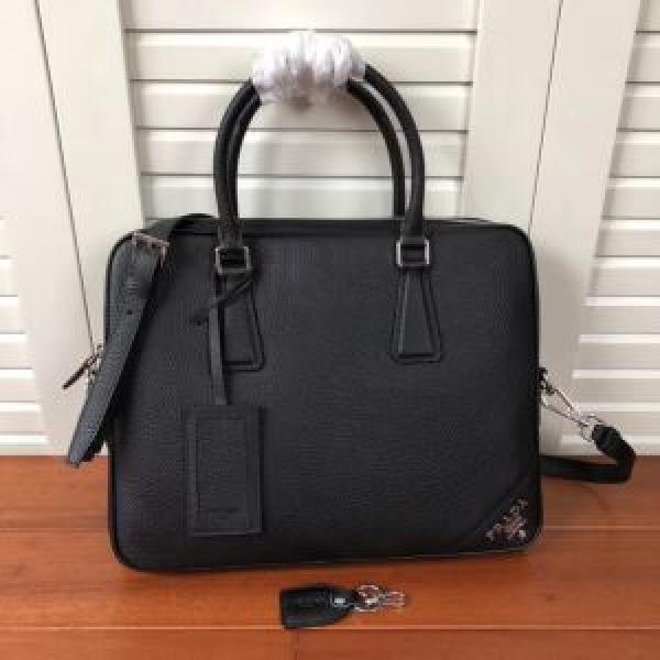 おしゃれさんはいち早く取り プラダ PRADA 2026秋、イチオシ上品 ハンドバッグ 新作アイテムが今年流