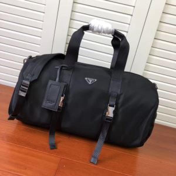 スーツケース 秋冬コーデと相性がいい プラダおしゃれなファッションコーデ  PRADA 2026トレンド秋冬おすすめ安い