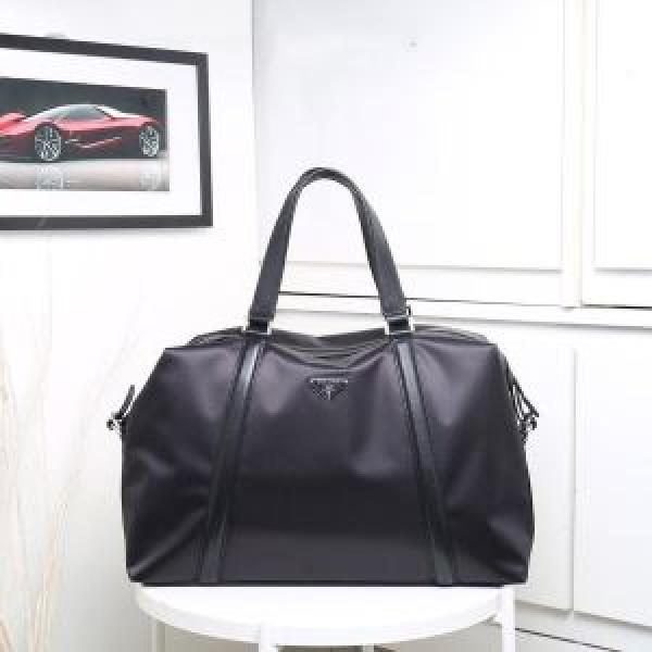 毎日はちょっとイイ秋冬新品 プラダファッショントレンドを早速チェック  PRADA ハンドバッグ 2026秋冬流行ファション
