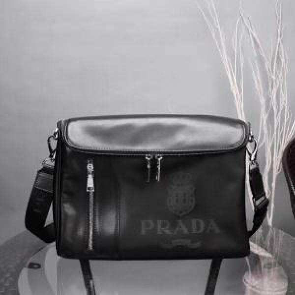 最高にCOOL秋冬新作  プラダ シンプルに着こなしたい PRADA 最速2026秋冬トレンドブランド ショルダーバッグ