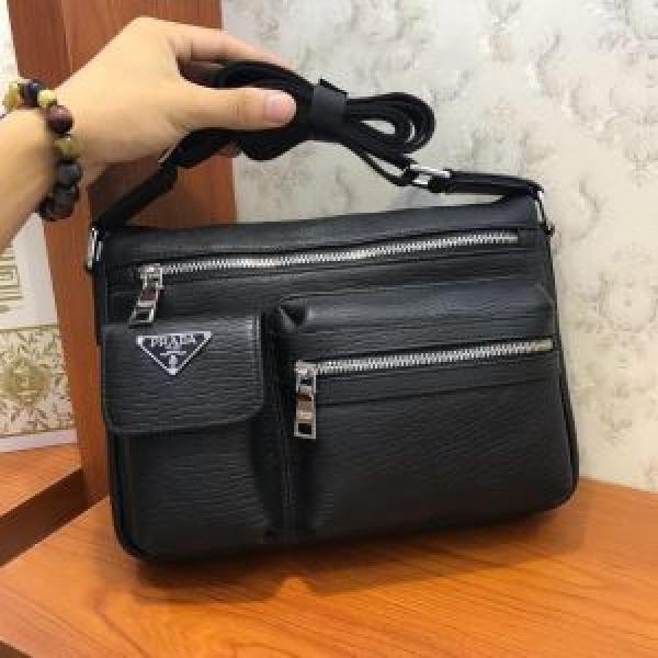 ショルダーバッグ  今年らしい新しい人気色 プラダ 【2026秋冬】今きてる最先端ブランド PRADA 現在流行中のおすすめ人気
