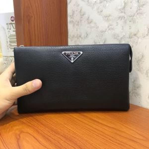プラダ おススメの秋冬アイテムをCHECK  PRADA 2026トレンドファッション新品 ポーチ 今季トレンドをうまく取り