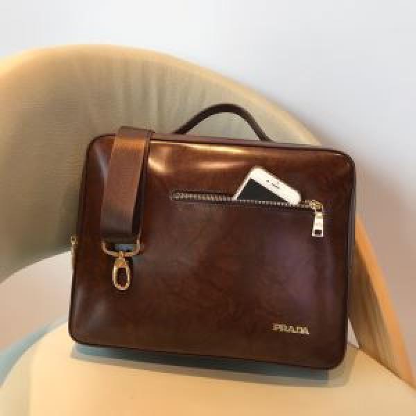 ハンドバッグ  最新秋冬トレンドをチェック！2026-20秋冬 プラダ絶対おさえるべきカラーと最新  PRADA 今年の流行りファション