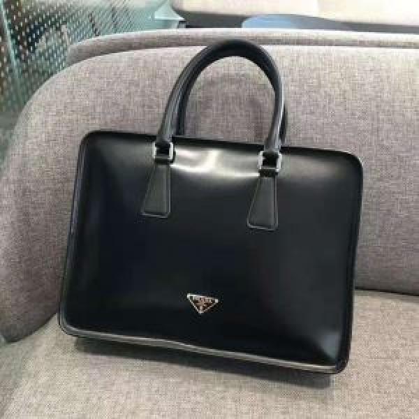 プラダ やっぱり優しい色 PRADA 【2026秋冬トレンド】押さえておきたい ハンドバッグ 2色可選 サイズのよさを感じる新作
