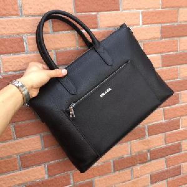 PRADA ヒットする秋冬コレクション プラダ 2026トレンドアイテム激安  ハンドバッグ  秋冬ファッションコーディネート