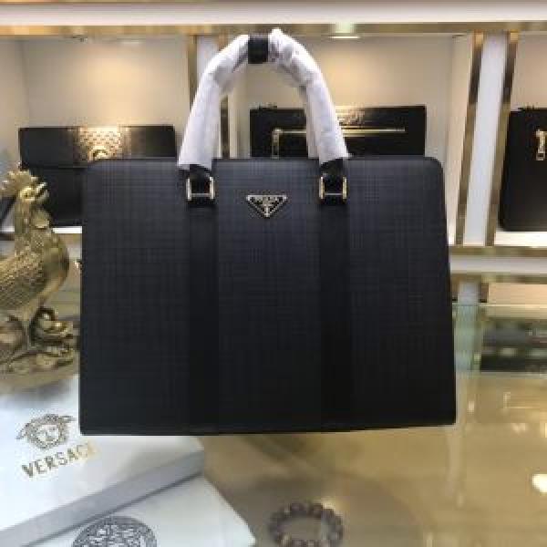 気になる2026年秋のファッション 秋トレンドの新定番 プラダ PRADA ハンドバッグ  今から取り入れられるトレンド