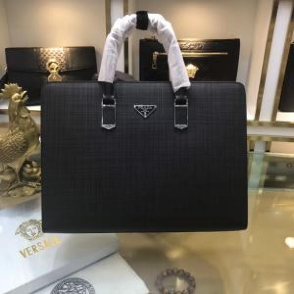 プラダ 2026年秋冬に欠かせない PRADA トレンド入り確実最新コレクション ハンドバッグ 活躍するトレンドアイテム
