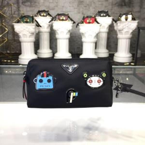 PRADA 最新作おすすめしたい秋冬 プラダ  寒い季節トレンド上品 ポーチ  今年の秋冬のトレンド激安セール