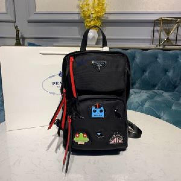 リュック やっぱり優しい色 プラダ 【2026秋冬トレンド】押さえておきたい PRADA サイズのよさを感じる新作