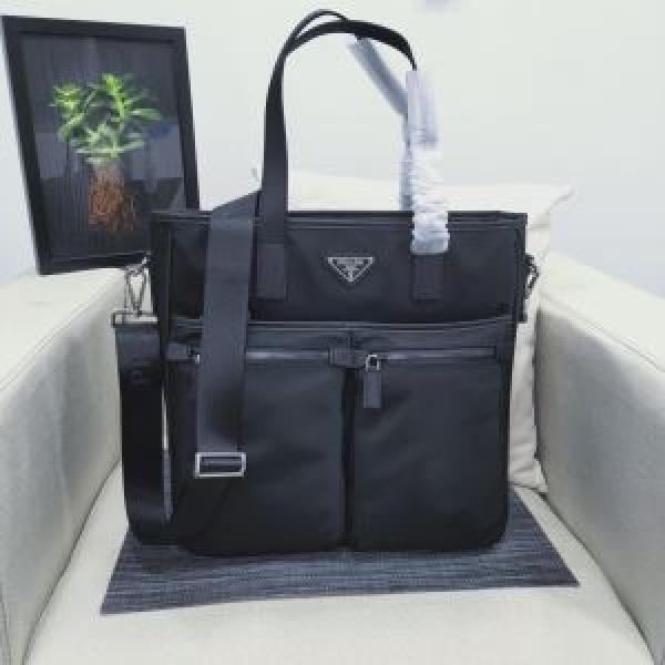プラダ PRADA 2026トレンド秋冬おすすめ安い ハンドバッグ   おしゃれなファッションコーデ 秋冬にお世話になる定番